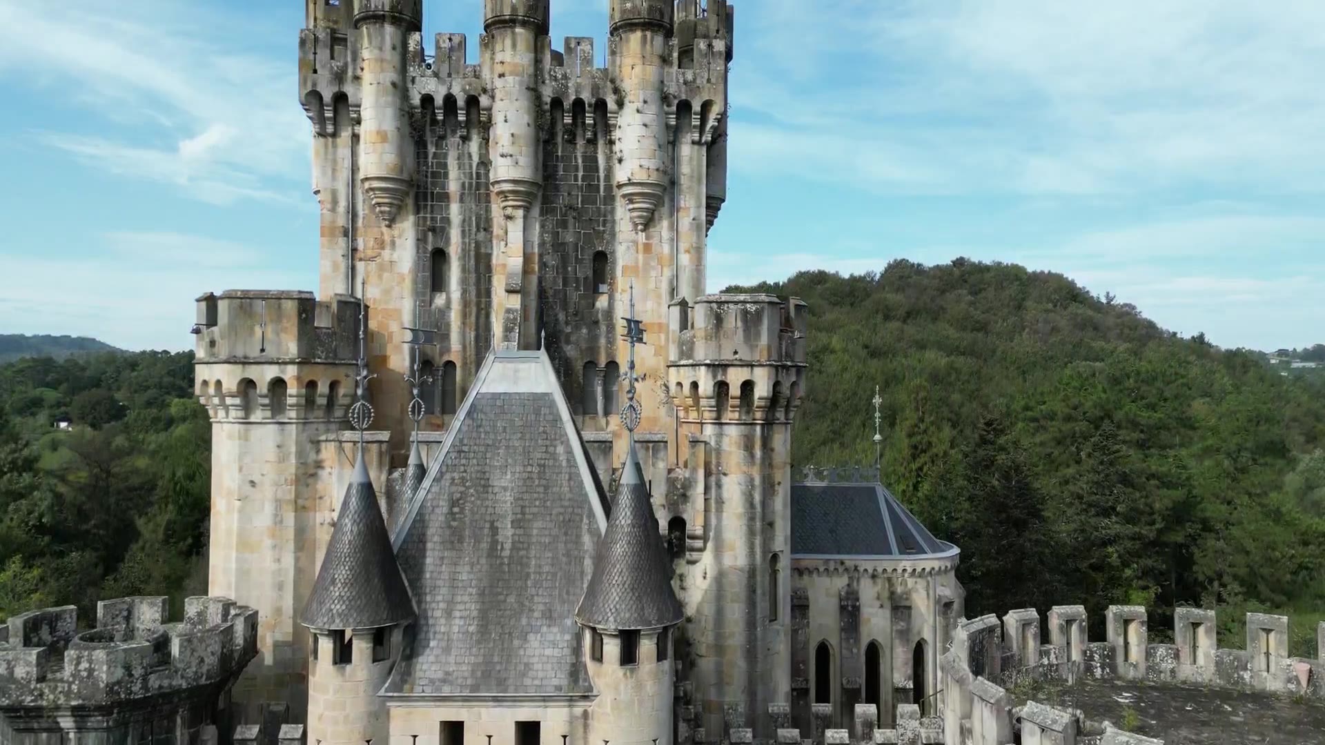 El Castillo de Butrón en Gatika, rodeado de bosque