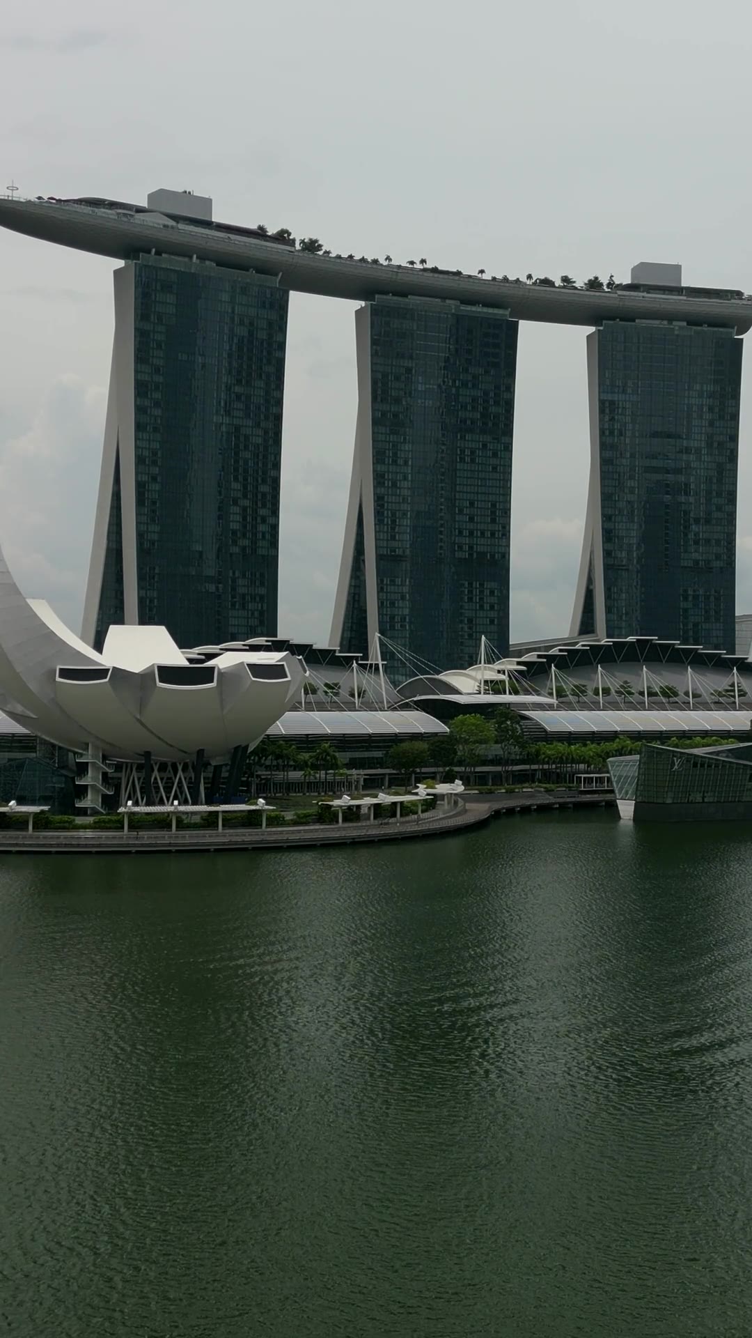 Marina Bay Sands y el ArtScience Museum vistos desde la bahía, Singapur